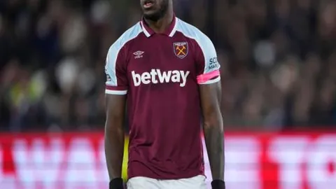 “本泽马梅开二度维尼修斯建功，皇马3-0完胜阿拉维斯，西甲第25轮战罢精彩纷呈”